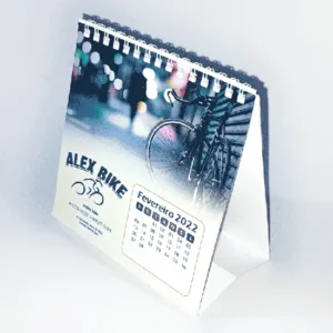Calendário de mesa com encadernação wire-o, personalizado para empresa, sobre uma mesa de escritório em Belém.