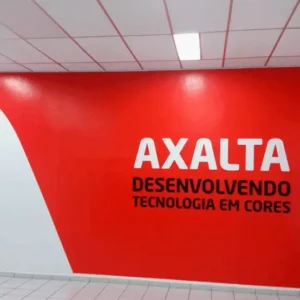 Diversos adesivos de vinil personalizados com logos coloridos, impressos pela Gráfica Tip em Belém.