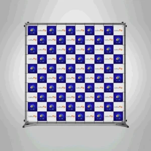 Backdrop personalizado para evento em Belém com o logotipo da marca, usado como fundo para fotos.