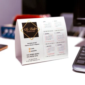 Calendário de mesa personalizado para empresa, com a marca visível, sobre uma mesa de escritório em Belém.
