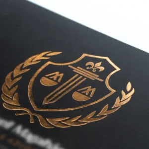 Cartão de visita de luxo com laminação fosca e detalhe de logotipo em hot stamping dourado, impresso em Belém.