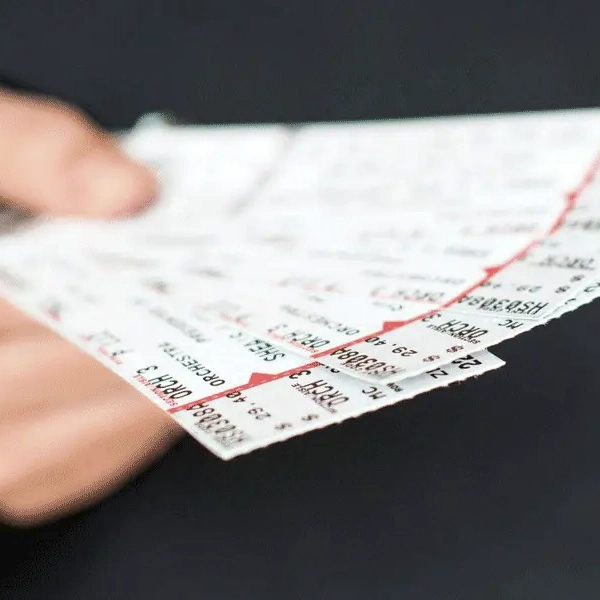 Ingressos personalizados para eventos com numeração de segurança e canhoto destacável, impressos em Belém.