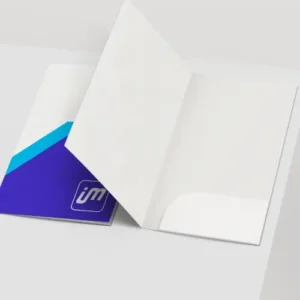 Pasta com bolsa personalizada para apresentação de documentos, com a marca da empresa e acabamento em verniz, impressa em Belém.